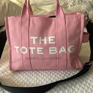 Hey I’m selling a Marc Jacob’s purse.